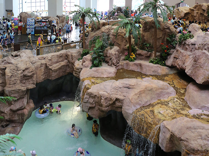 室内の流れるプール