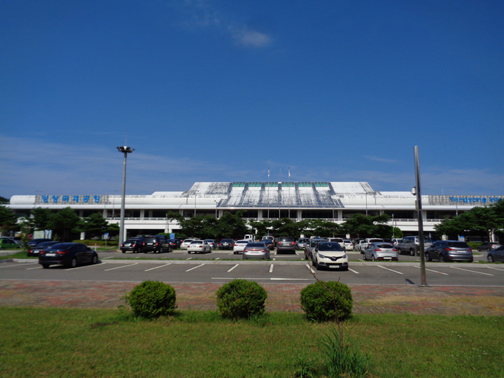 国際線と国内線の出発フロアは2階に位置