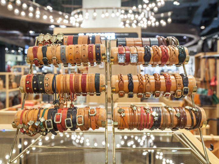 ブレスレットや時計などのレザーアクセサリーコーナー