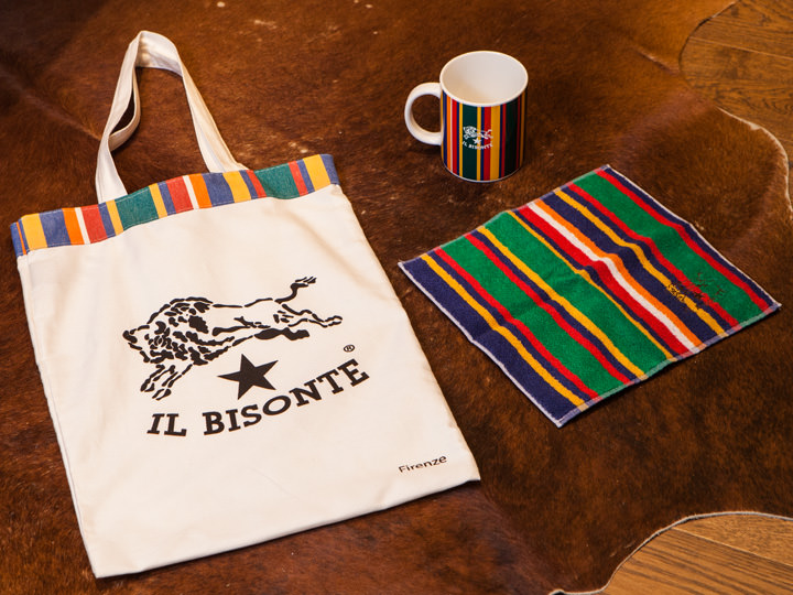 ブランドのイメージカラーと、バイソンをモチーフにしたブランドロゴ