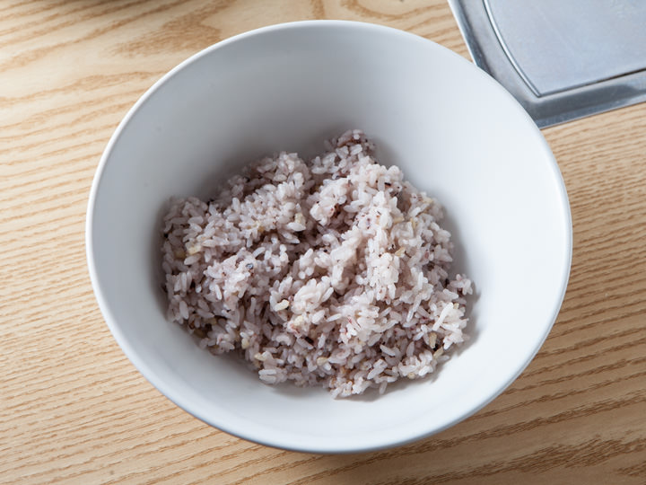 雑穀米が添えられ、しっかりとした食事になる