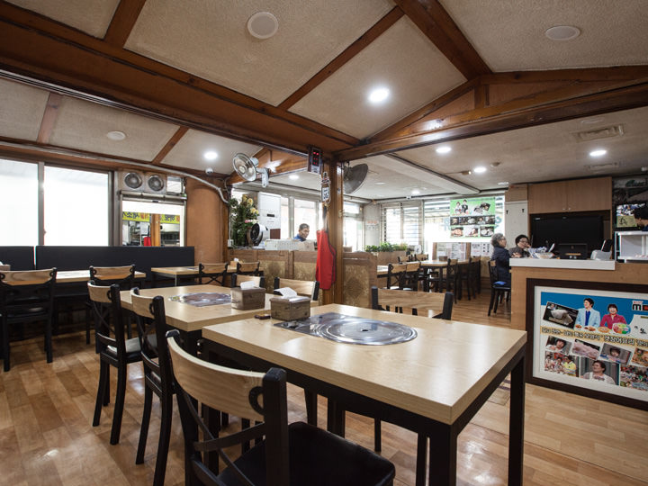 ゆっくり落ち着ける、昔の食堂といった雰囲気