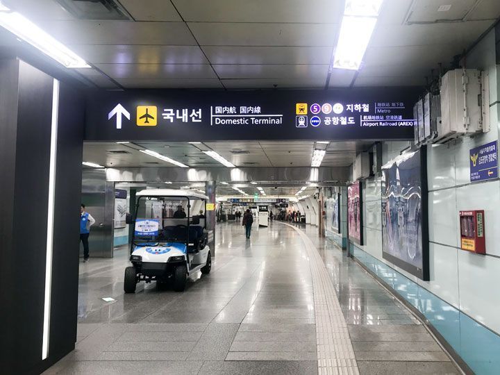 国際線ターミナルから地下鉄の改札まで長い地下通路を進む