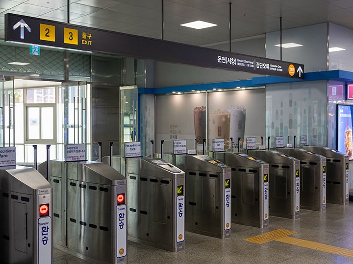 途中、乗り換えのための改札機があり、カードをタッチして入場