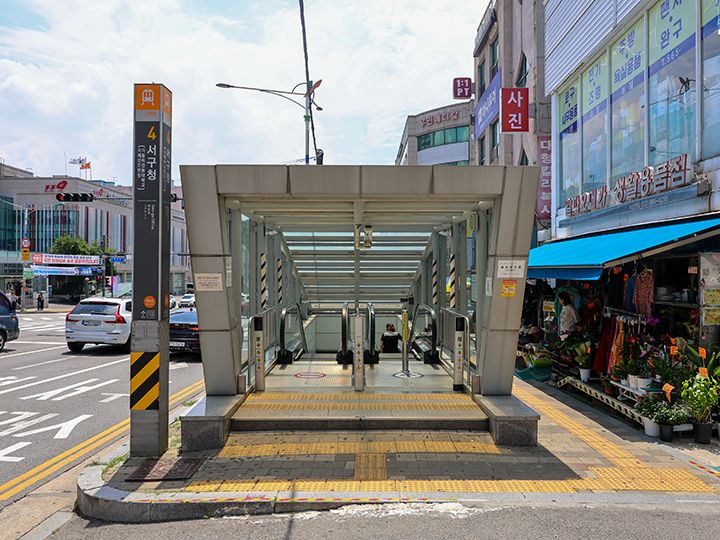 駅の出入り口の様子