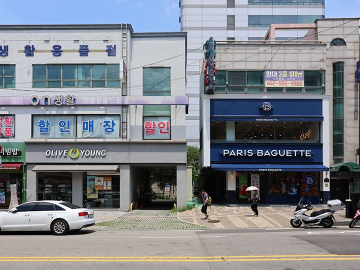 駅周辺の様子、お馴染みのチェーン店もたくさん