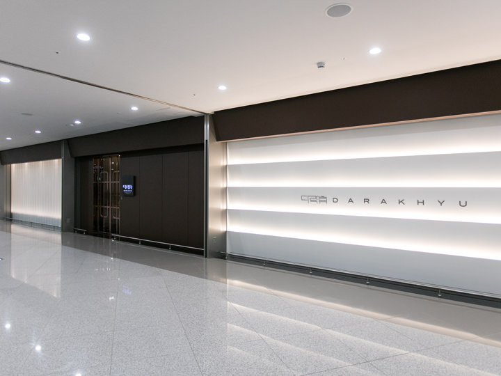 「仁川空港トランジットホテル」や、カプセルホテル「ダラク休(ヒュ)」(写真、地下1階)など宿泊施設も充実