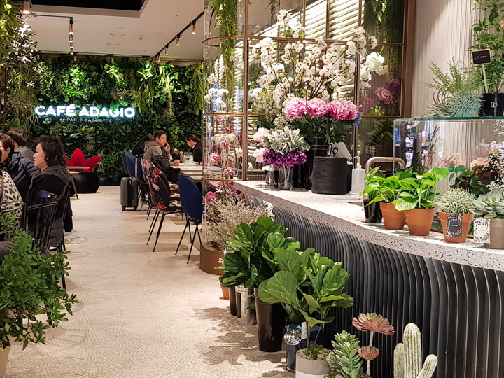 地下1階のカフェ