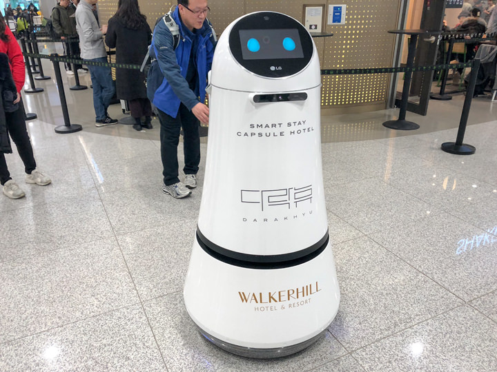 目的地までエスコート!案内ロボット