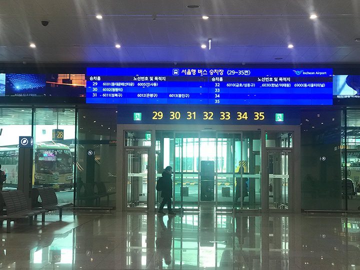 出口の上の電光掲示板でバスの番号と乗車ホームが確認できます