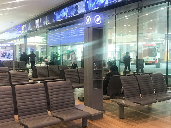 待合スペースには、携帯電話の充電スポットも