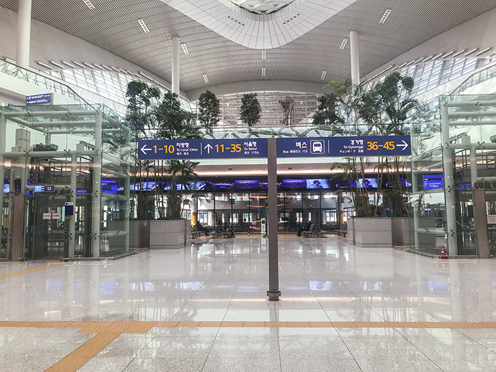 案内板どおりに進むと、各方面に向かうリムジンバスの乗車ホームがあります。