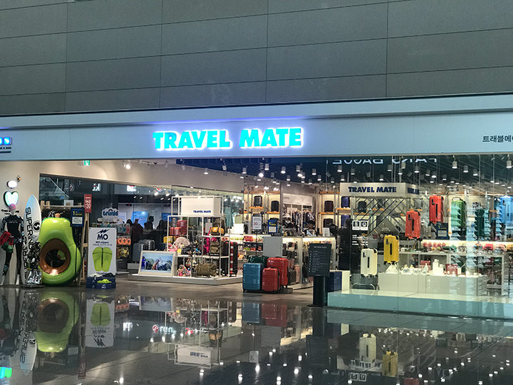 スーツケースが必要になったら空港で購入も可能
3階