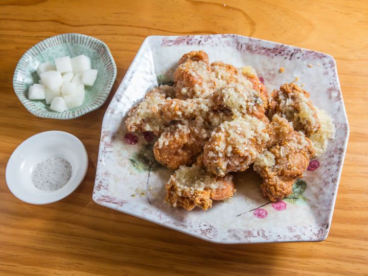 特製ニンニクソースがかかった「マヌルチキン」