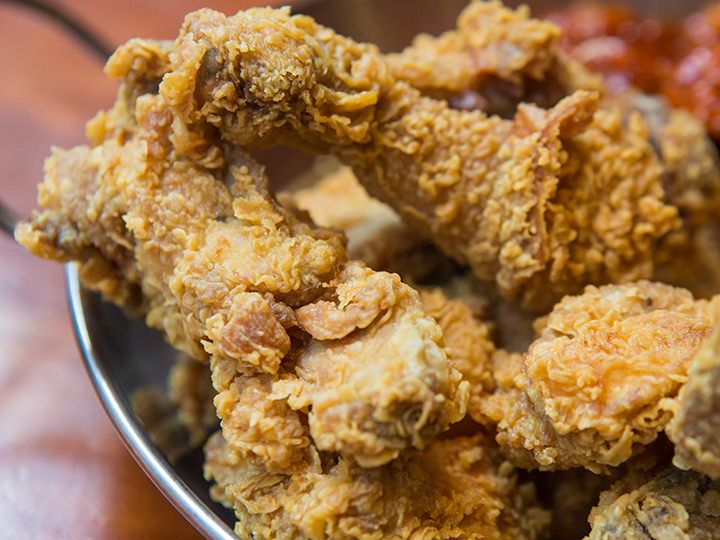 揚げたてサクサクの「フライドチキン」