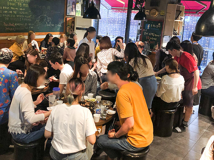にぎわう店内