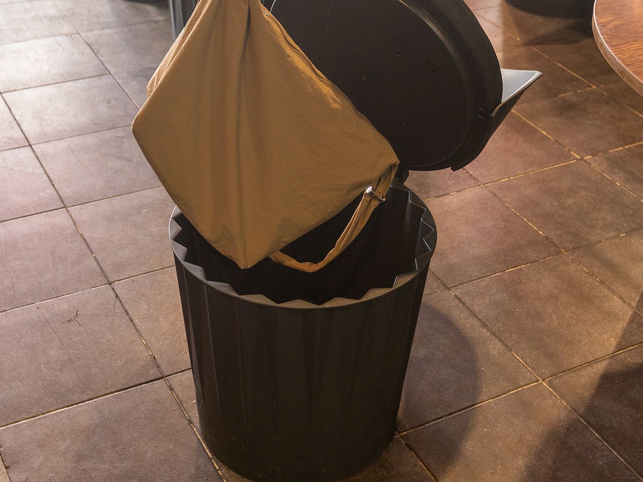 荷物やコートはイスの下に収納可、匂いがつく心配なし