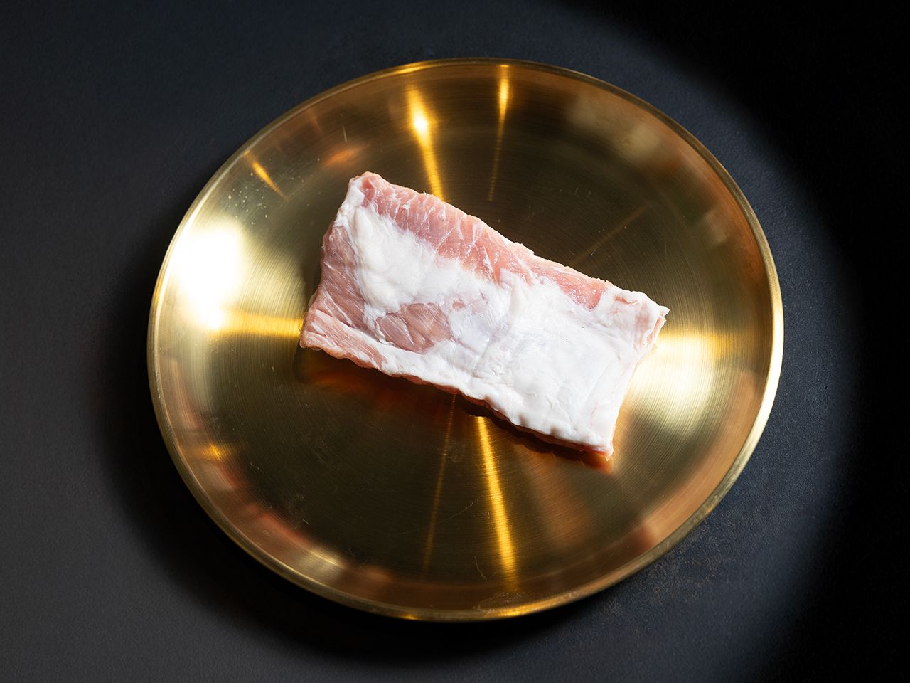 豚の背肉(カブリサル)
背中の部位にあたるカブリサルは、豚一頭から手のひらほどしか取れない希少部位です。赤身中心で脂肪分が少なく、あっさりとした味わいながら、サムギョプサルよりも柔らかい食感。