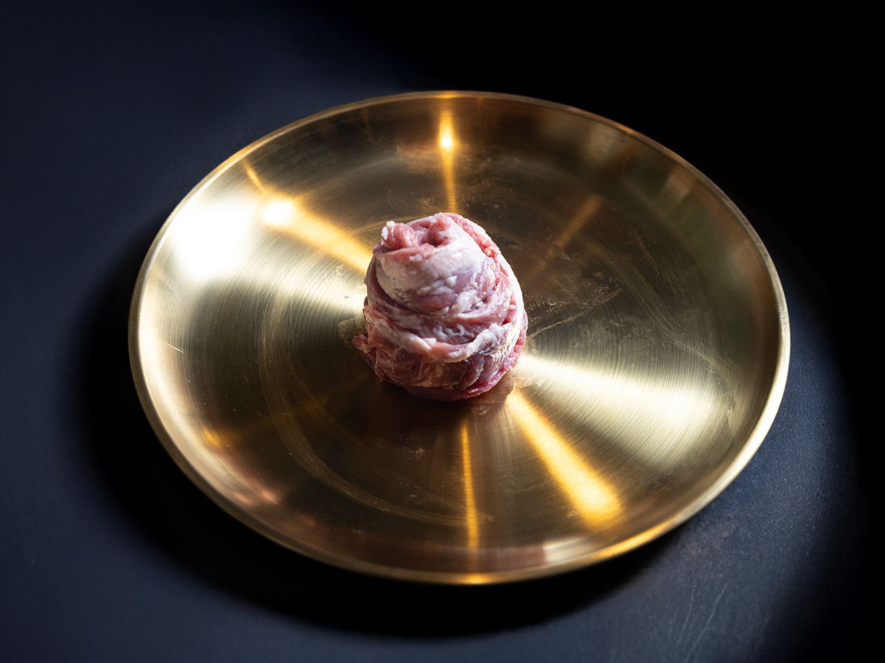 豚ハラミ(カルメギサル)
カルメギサルとは、豚の横隔膜周辺にあたる脂肪分の少ない赤身の部位を指します。豚一頭から300~400グラムほどしか取れない希少部位で、ほかの部位に比べて脂が控えめな点も特徴。弾力のある歯ごたえとすっきりとした味わい。