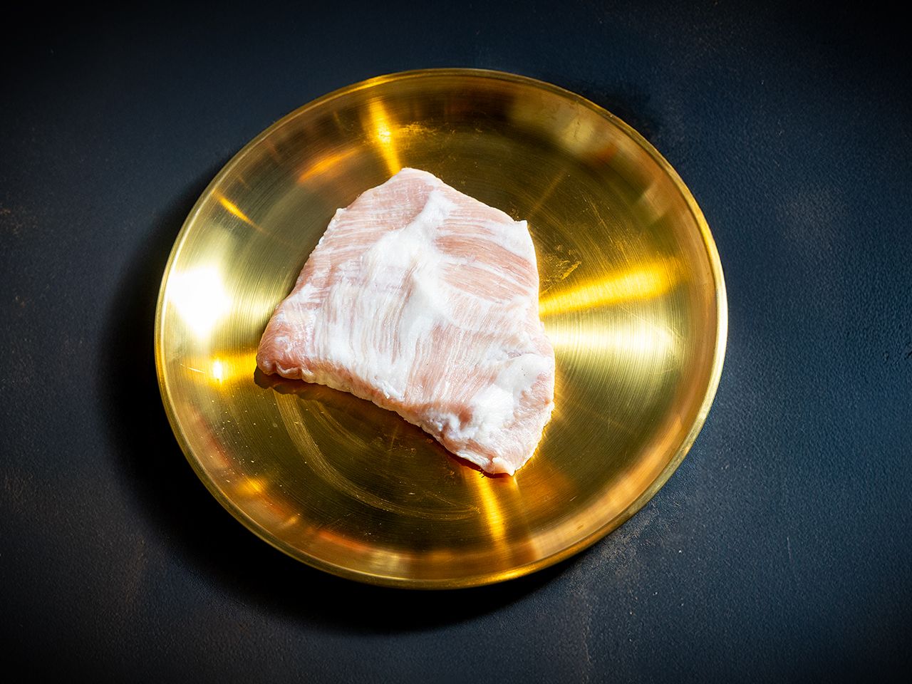 豚トロ(ハンジョンサル)
他の部位にくらべ、色が薄いのが特徴で、豚1頭から500~600グラムしか取れないと言われています。焦げ目が付くまで焼くと、コリコリとした歯切れの良い柔らかな食感が特徴で、口の中でとろけるような味わい。