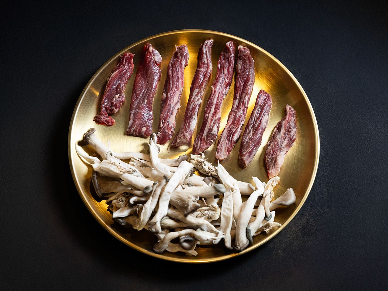 牛ハラミ(アンチャンサル)
牛ハラミは横隔膜にあたる希少部位。脂に頼らない力強い旨みと、噛み締めるほどに増すコクが魅力。