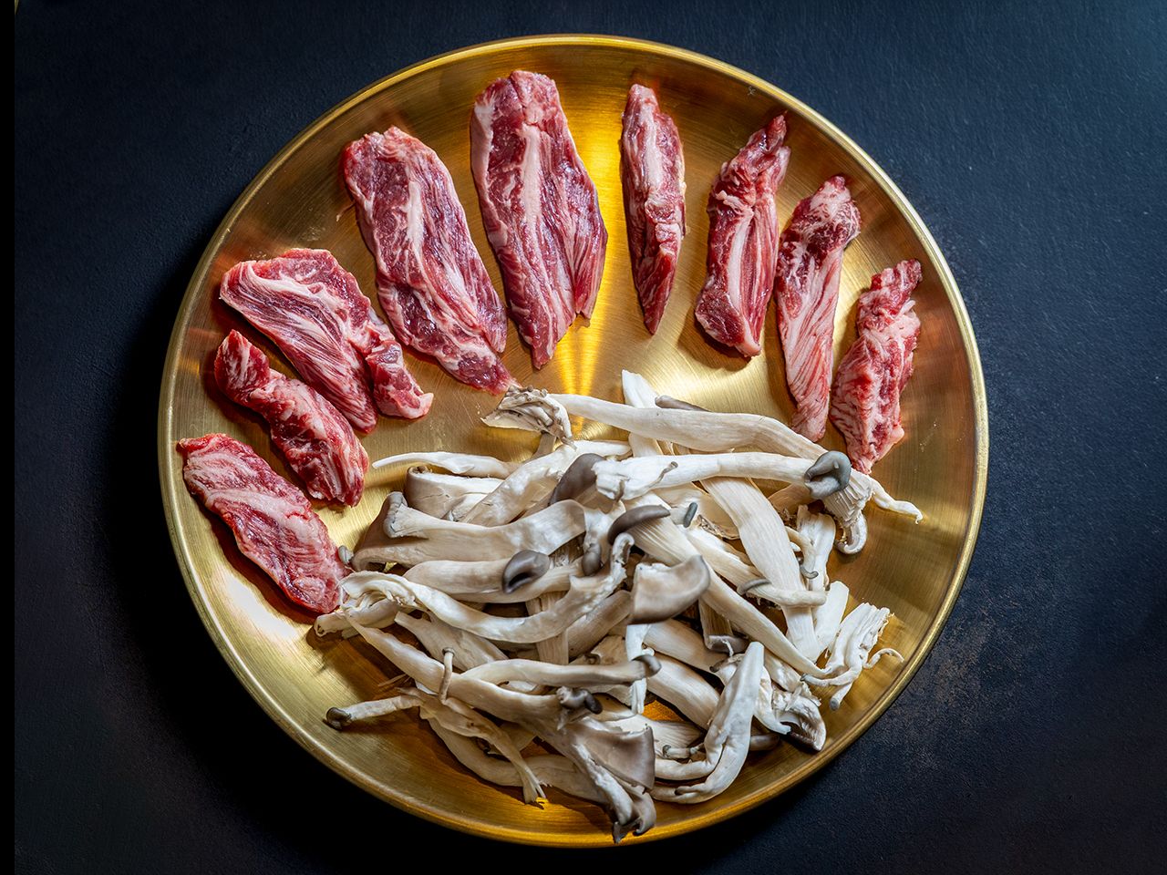 牛ハラミ(アンチャンサル)
牛カルビは、あばら周りの部位を指し、適度に入った脂と濃厚なコクが特徴。焼くことで脂の甘みが引き立つ、牛肉の定番。