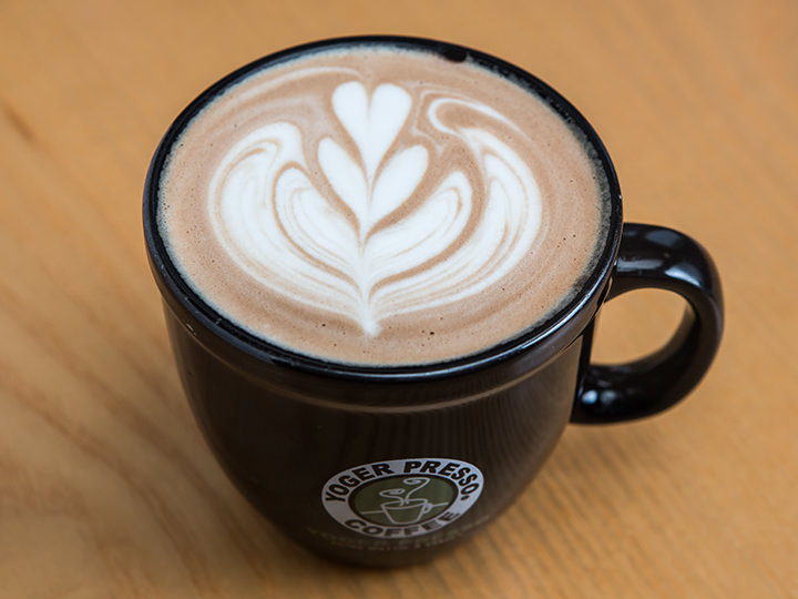 カフェモカ R 4,500ウォン

コーヒーのほろ苦さの奥で、チョコレートの甘さと香りが顔を出します。
