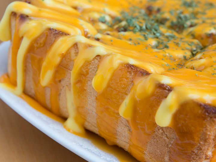 ナイフとフォークが添えられますが、手でちぎって食べてもOK!