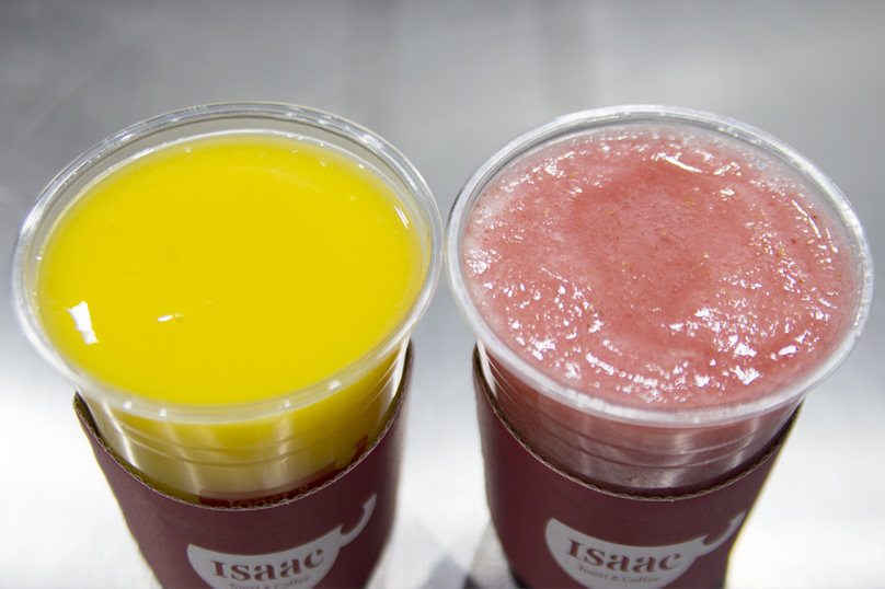 アップルマンゴージュース(左)とイチゴジュース