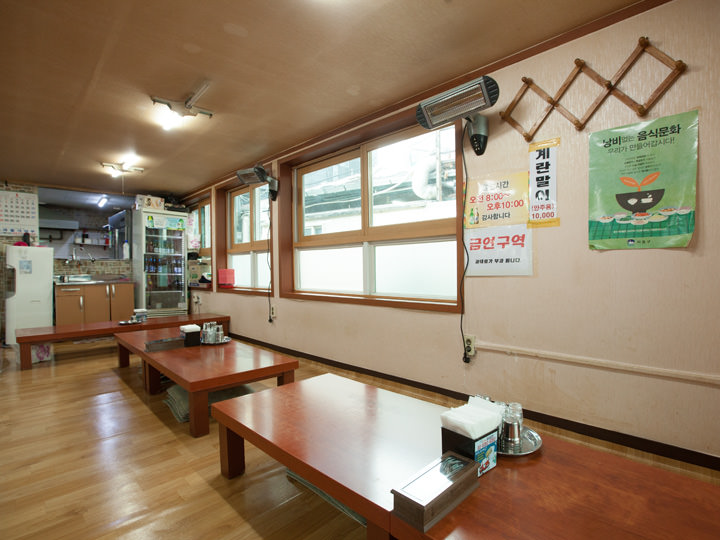 座敷とテーブルを合わせて約80席の店内