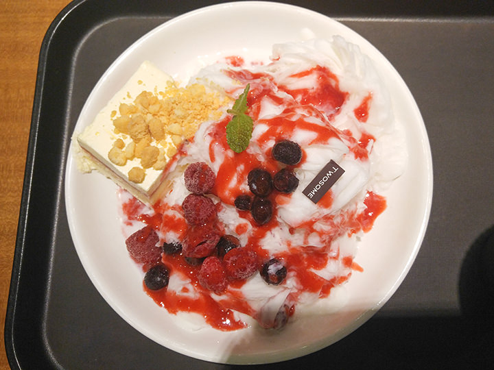 イチゴレアチーズケーキかき氷(タルギレオチジュケイクピンス)(12,000ウォン)