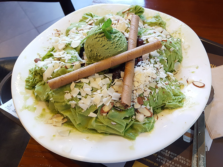 済州抹茶花かき氷(チェジュノッチャコッピンス)(11,000ウォン)