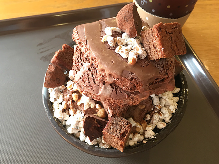 プレミアムジェラートかき氷トリプルチョコ(プリミオムジェルラトピンストゥリプルチョコ)(12,800ウォン)