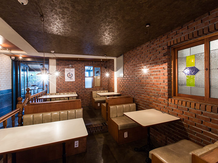 ステンドグラスやレンガの壁もステキ