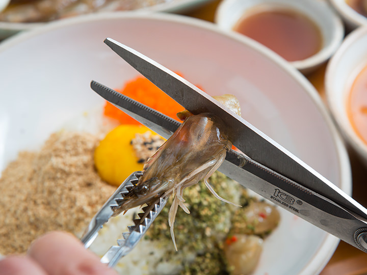 尻尾を切り落とし、身の部分を食べやすい大きさにカット