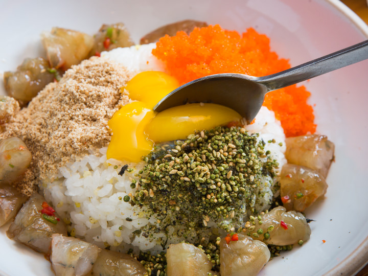 卵黄、すりゴマ、ふりかけ、トビコの乗ったご飯とよく混ぜる