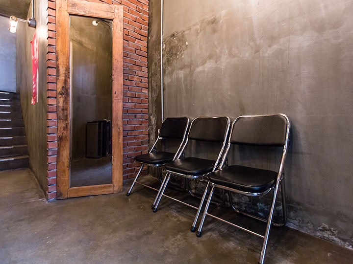 店を出て、2階へと続く階段脇がウェイティングスペース