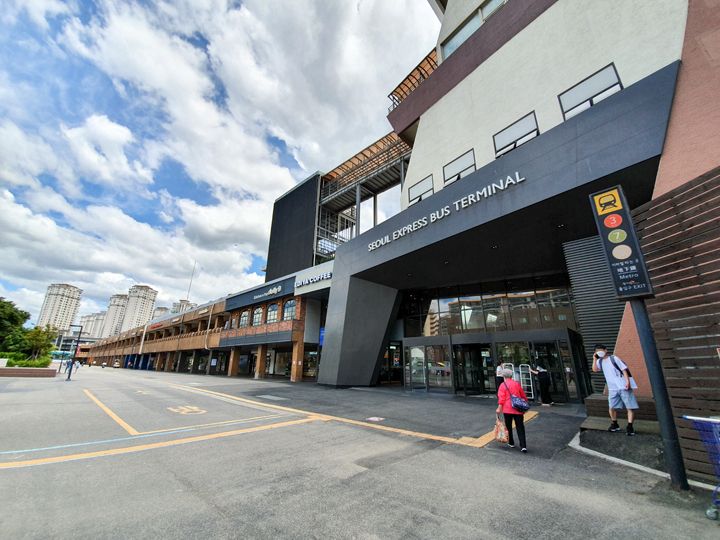京釜線は「SEOUL EXPRESS BUS TERMINAL」と表示がある入口へ、その左側にのびる2階建ての褐色の建物が嶺東線です