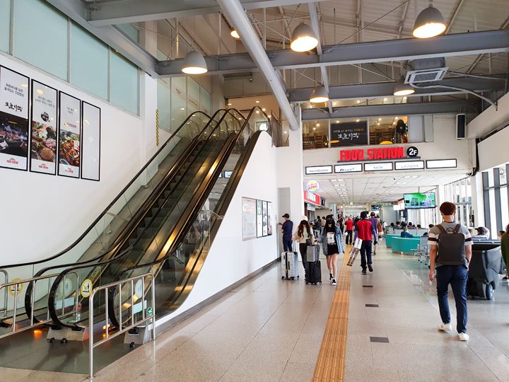 嶺東線ターミナルの施設の様子