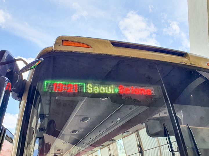 フロント部分に発車時刻、目的地、経由地の表示があります
