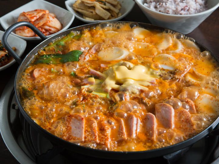 韓国の人気鍋料理 プデチゲ 部隊鍋 のオススメ店 韓国の屋台 B級グルメ 韓国旅行 コネスト