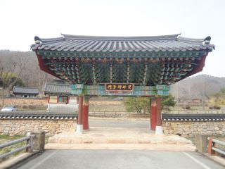 お寺入口の「双峰獅子門」