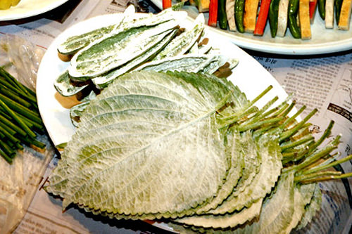 衣をまぶしたえごまの葉と青唐辛子