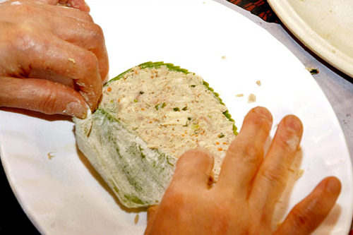 混ぜ具を葉に包む