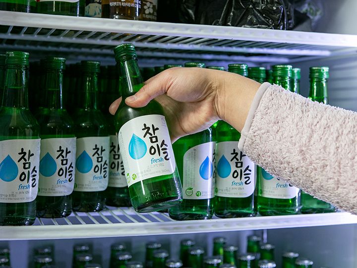 ドリンクは自ら冷蔵庫から取り出してOK。会計時にスタッフが本数を確認します。