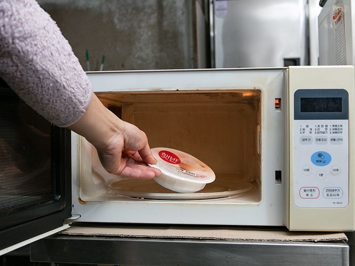 インスタントご飯はお店の電子レンジでチンできるので安心!