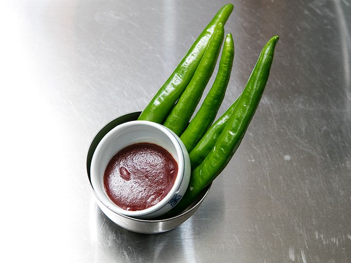 青唐辛子のヒリヒリした辛さを甘めのコチュジャン(唐辛子味噌)が和らげてくれる