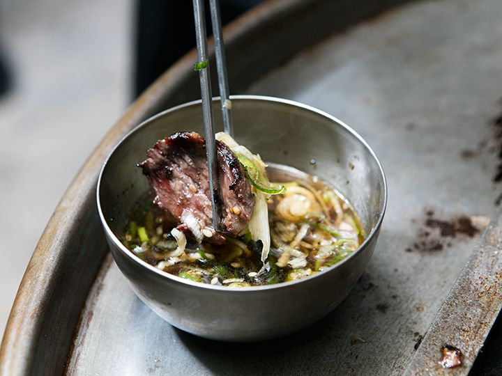 お店オリジナルのごま油の香りが漂う甘いタレ