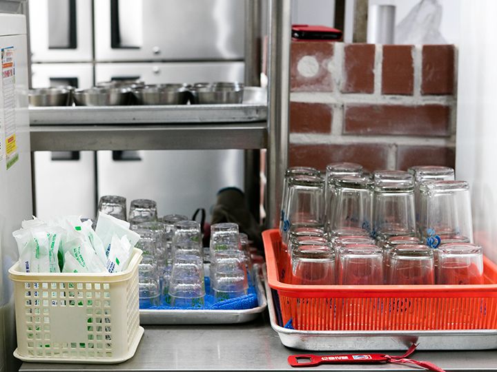 お手拭きやコップなどもセルフサービスで