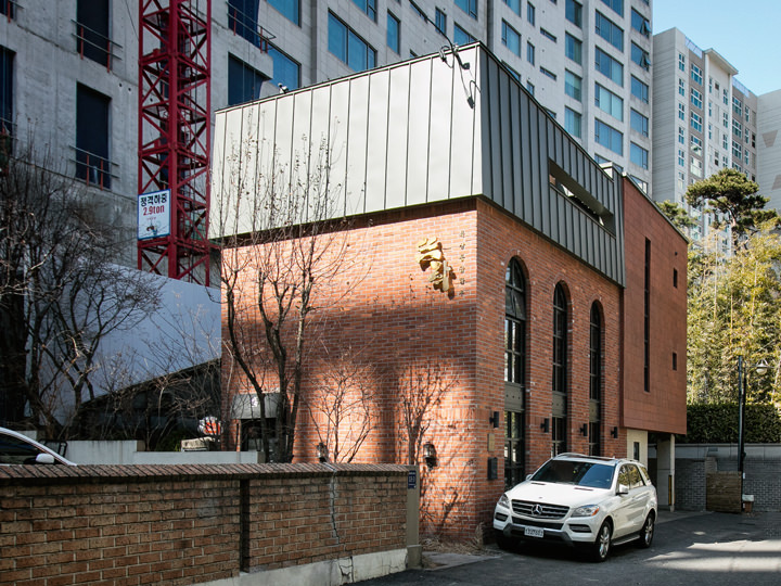 レンガが素敵な外観